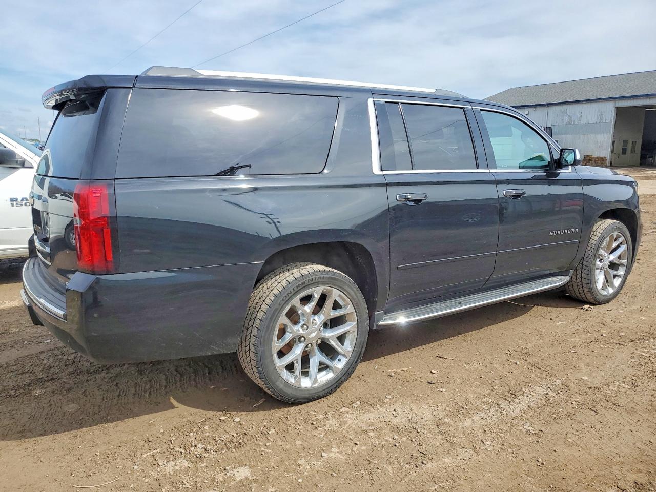 2017 Chevrolet Suburban VIN 1GNSKJKC6HR258554 photo 3