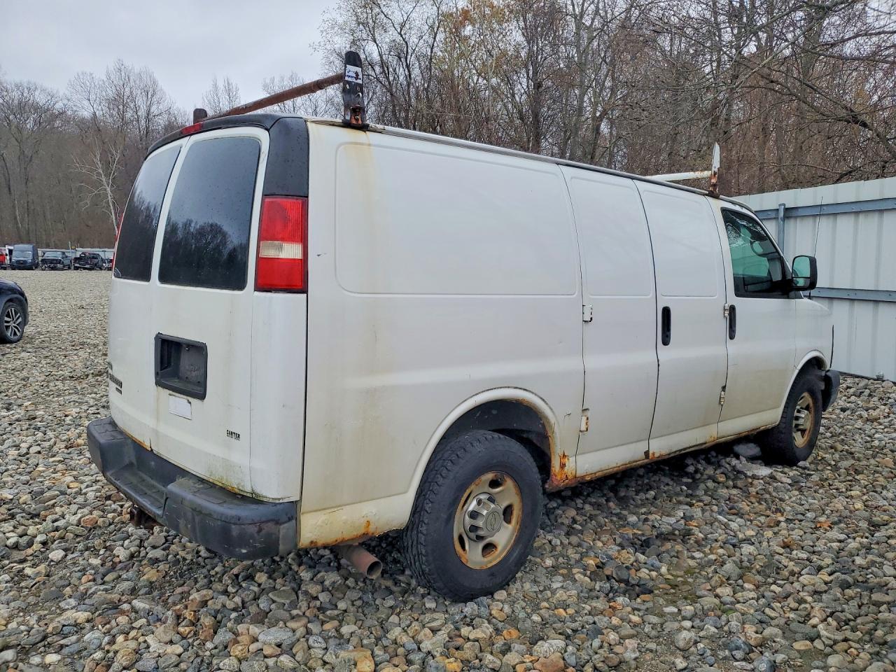 2011 CHEV Express VIN 1GCWGFFA2B1141772 photo 3