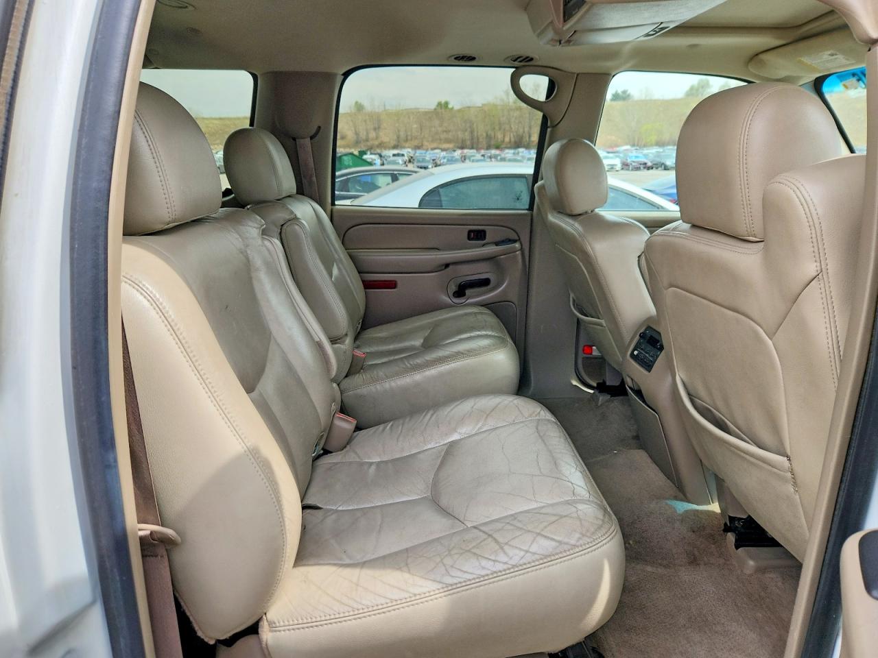2004 Chevrolet Suburban VIN 1GNFK16TX4J204484 photo 11
