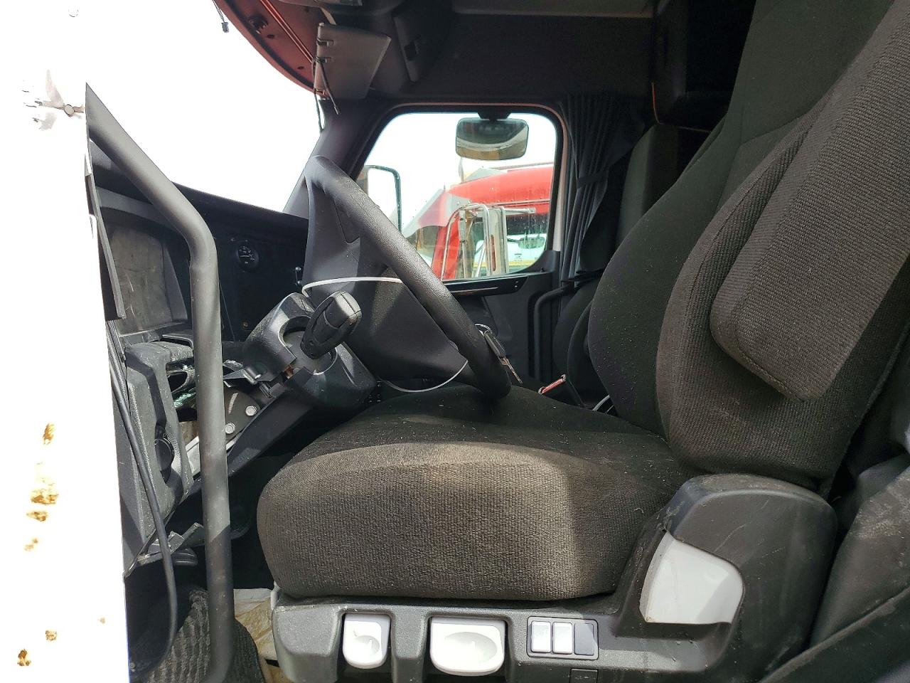 2026 FREIGHTLINER All other VIN 3AKJHHDR1TSWP7286 photo 5