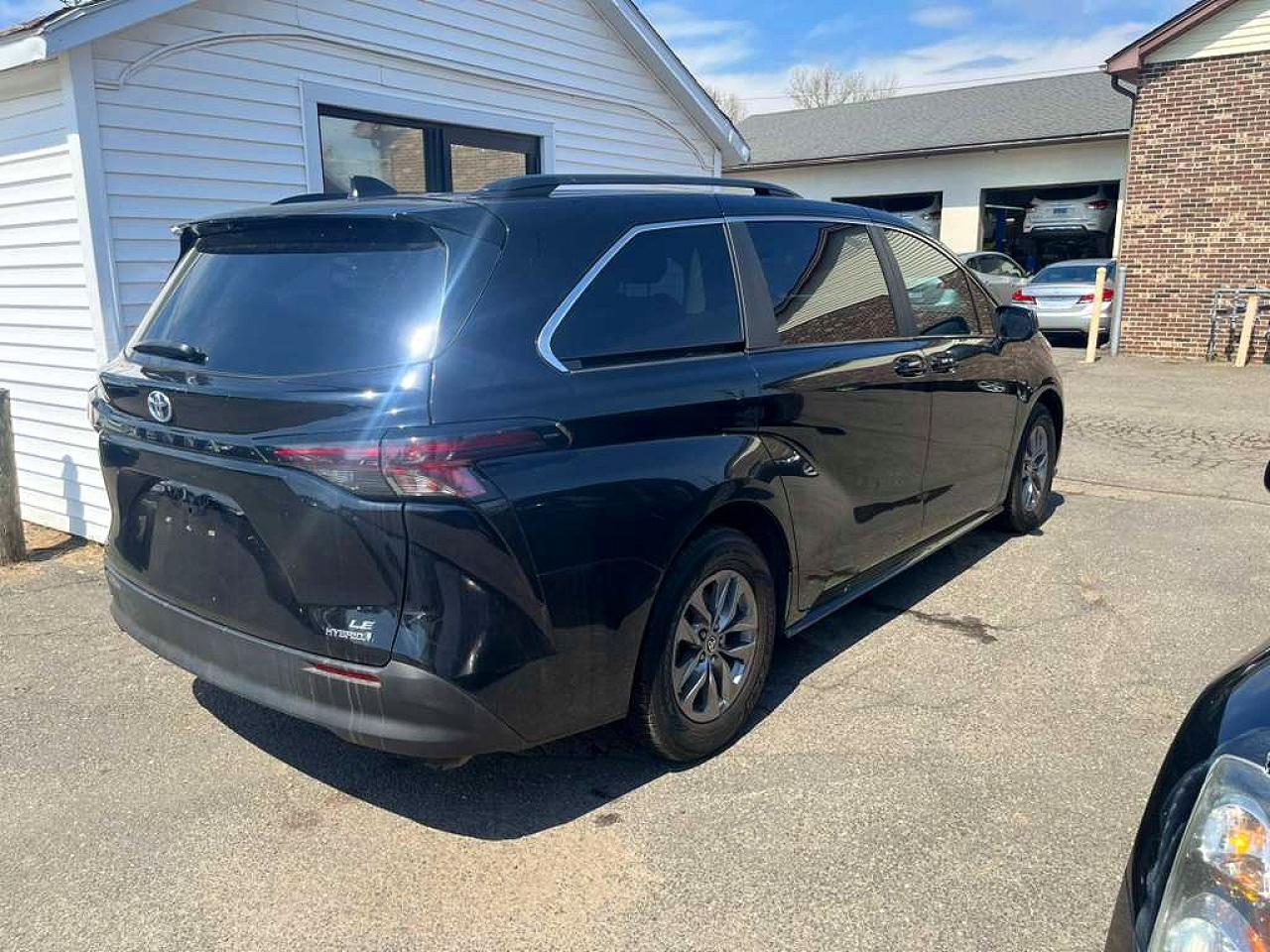 2024 Toyota Sienna VIN 5TDKSKFC5RS119205 photo 3