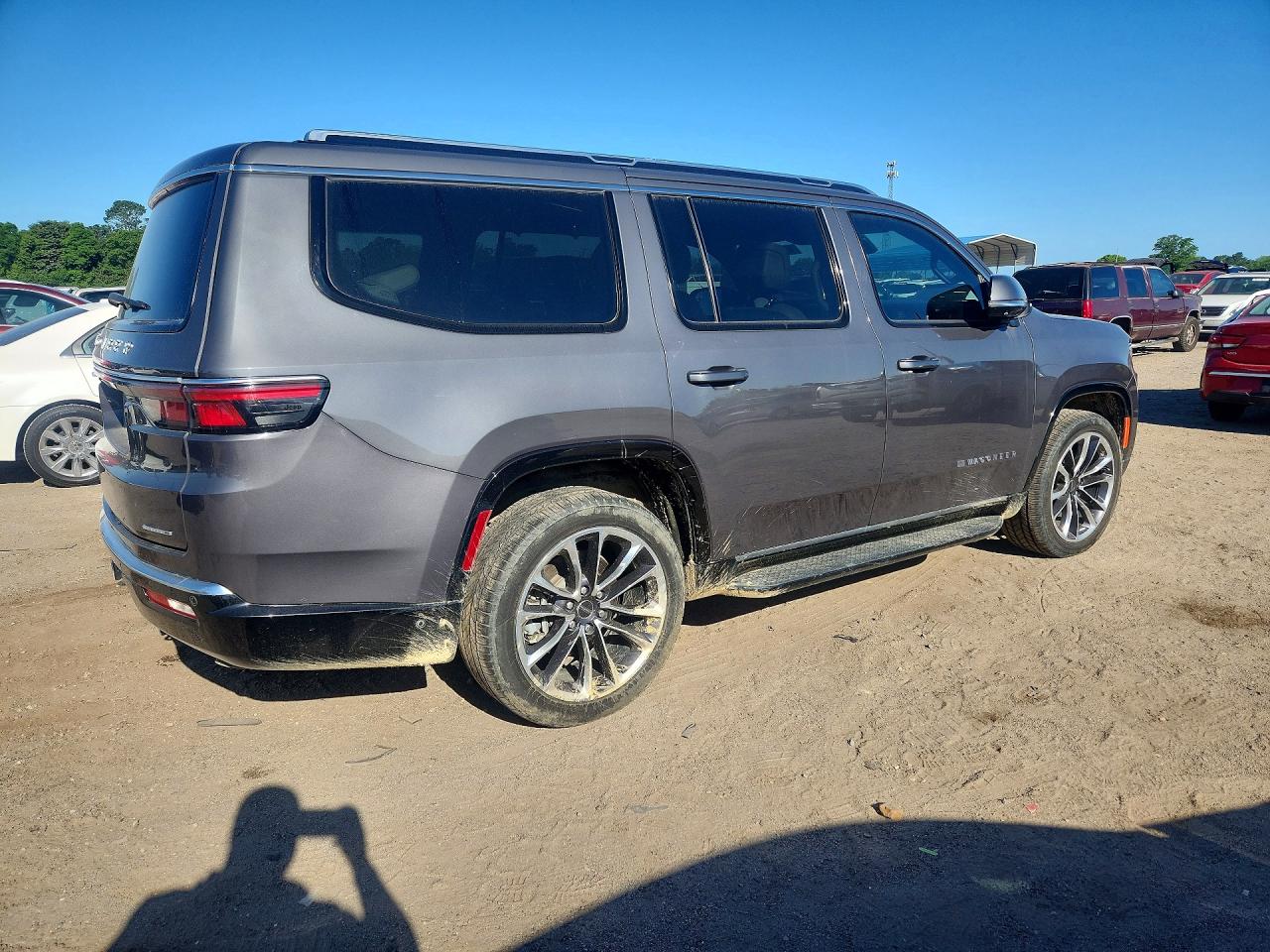 2022 Jeep Wagoneer VIN 1C4SJUBTXNS109145 photo 3