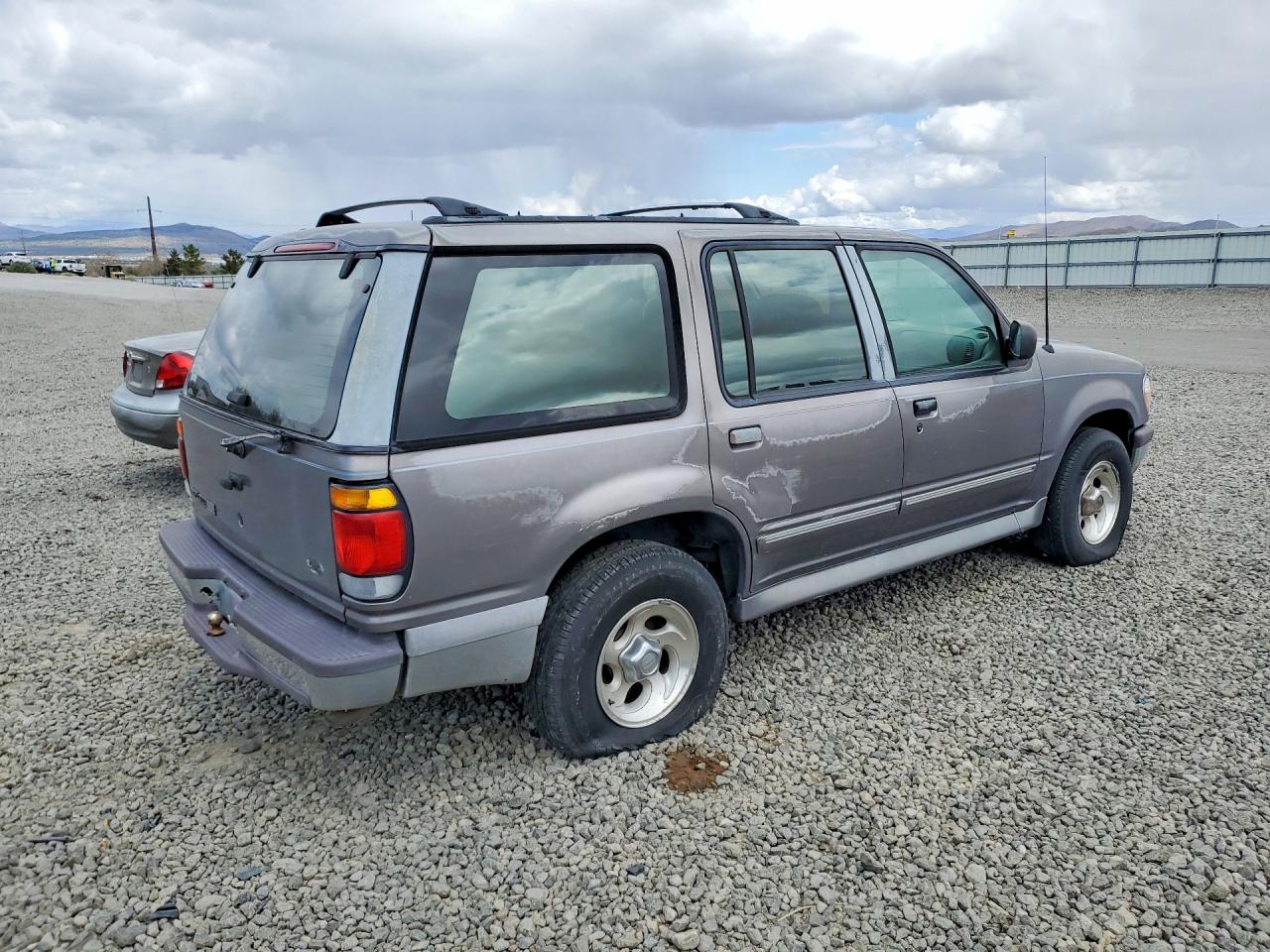 1996 Ford Explorer VIN 1FMDU34X0TZA79406 photo 3