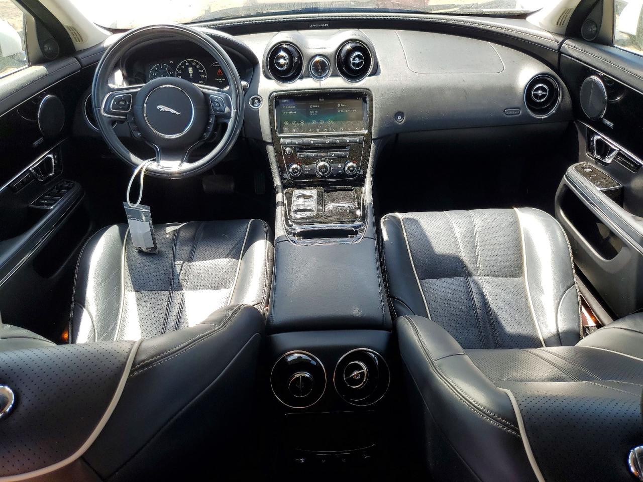 2019 Jaguar Xj VIN SAJWA1C73K8W21518 photo 8