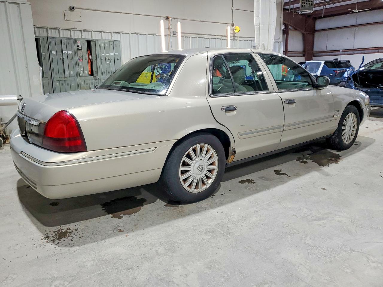 2010 Mercury Grmarquis VIN 2MEBM7FV0AX627646 photo 3