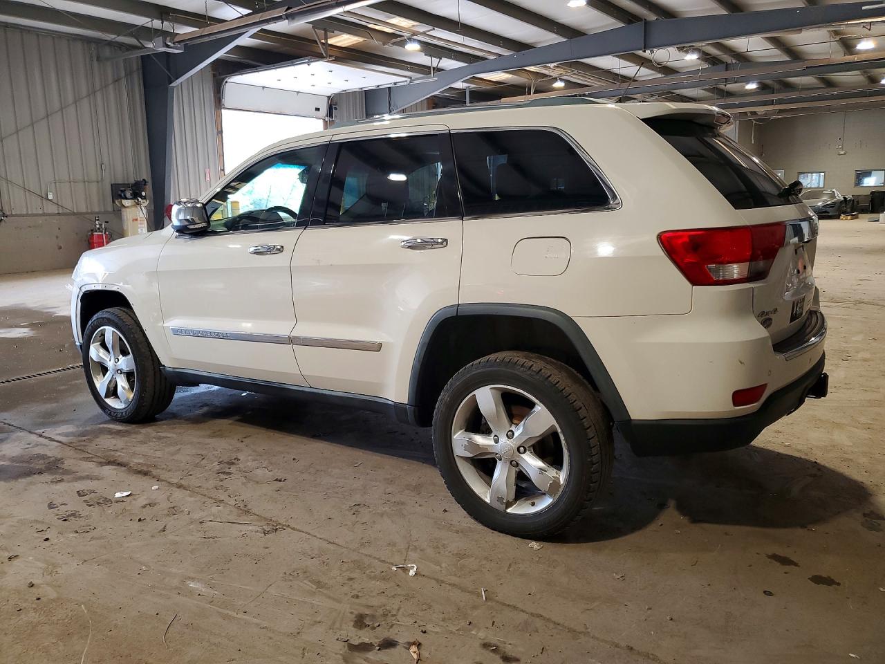 2011 Jeep Cherokee VIN 1J4RR6GG6BC560829 photo 2