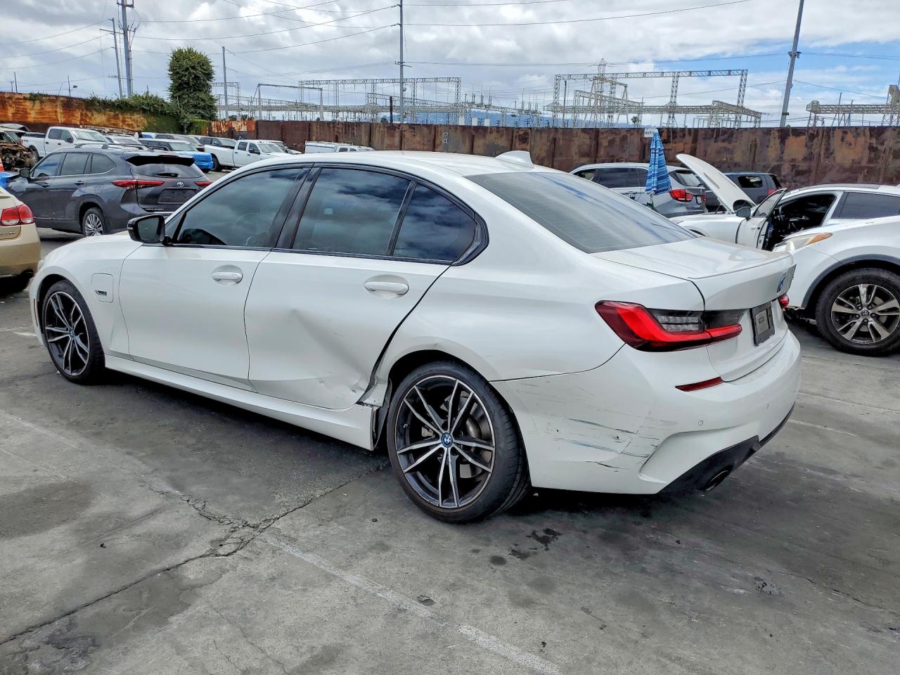 2022 BMW 3 series VIN 3MW5P7J02N8C52903 photo 2