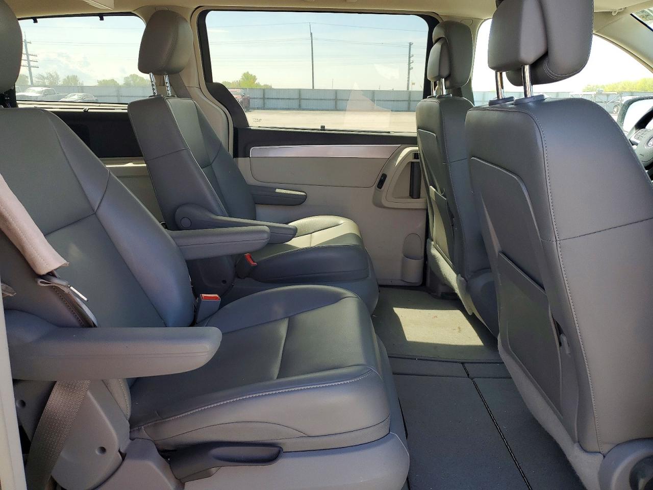 2012 Volkswagen All models VIN 2C4RVABG2CR294133 photo 11