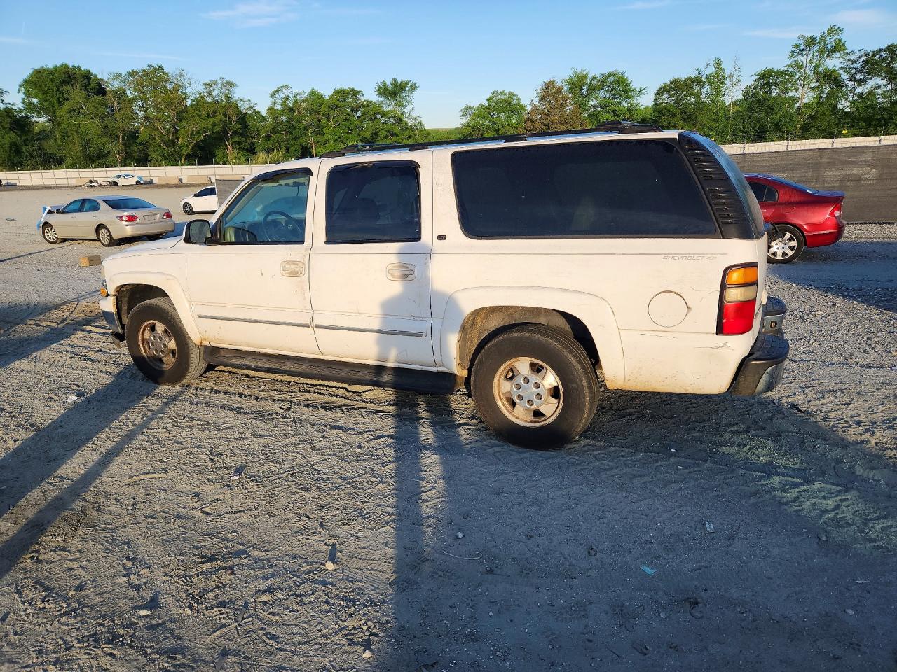 2003 Chevrolet Suburban VIN 3GNEC16ZX3G295513 photo 2
