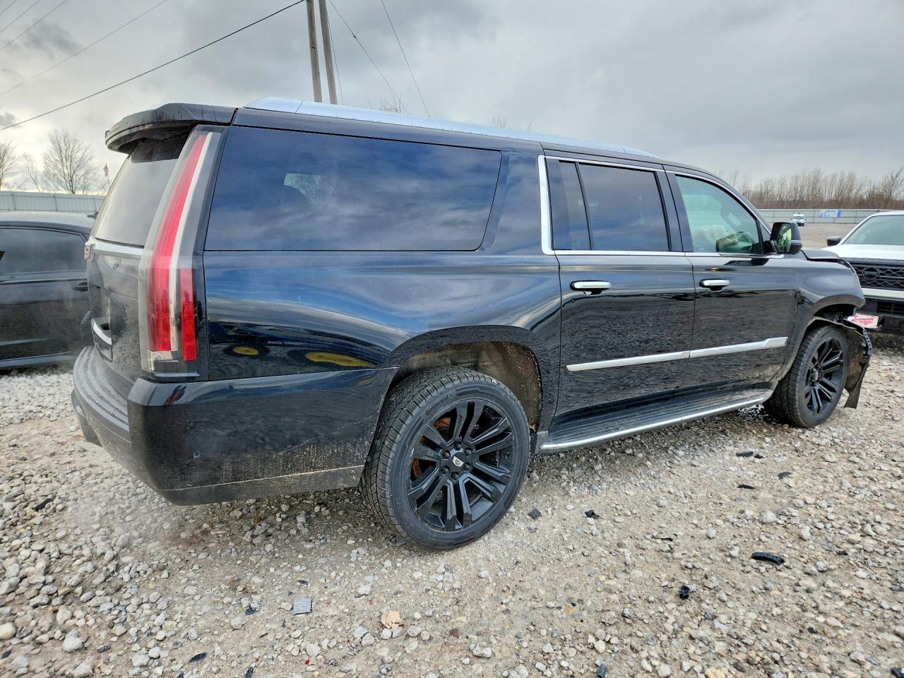 2017 Cadillac Escalade VIN 1GYS3HKJ7HR111084 photo 3