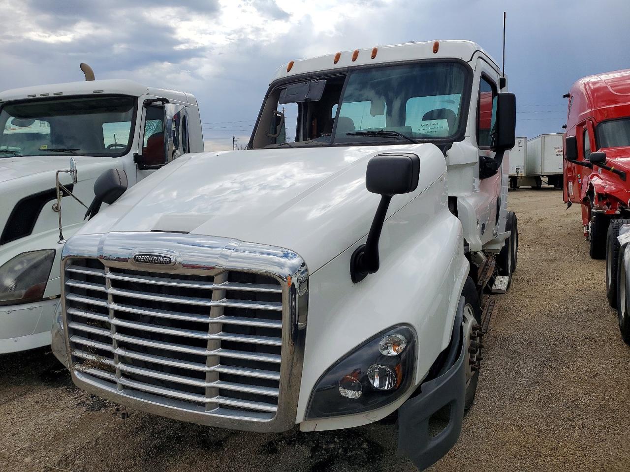 2019 FREIGHTLINER All other VIN 3AKJGEDV6KDKH1954 photo 2
