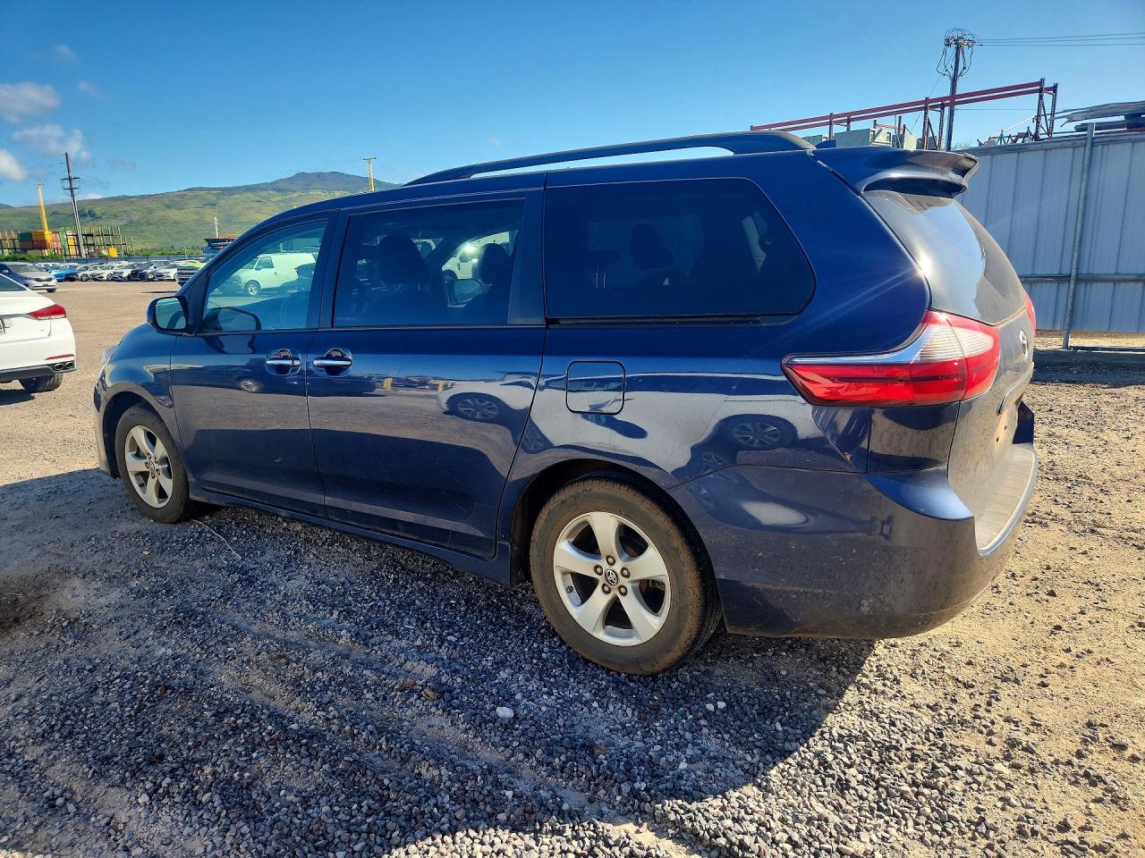 2020 Toyota Sienna VIN 5TDKZ3DCXLS062561 photo 2