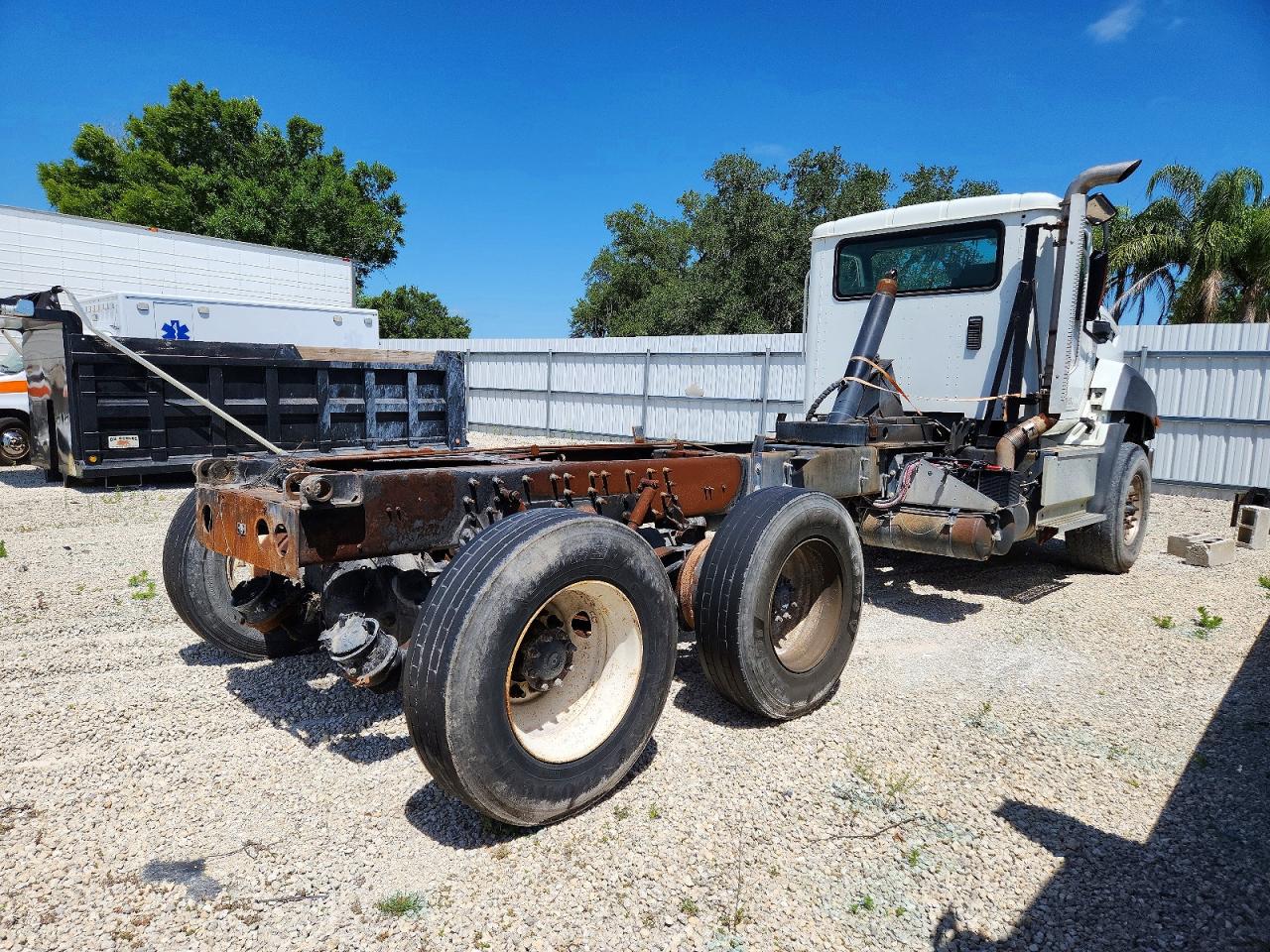 2016 CATERPILLAR All other VIN 3HTJGTKT3GN201663 photo 4