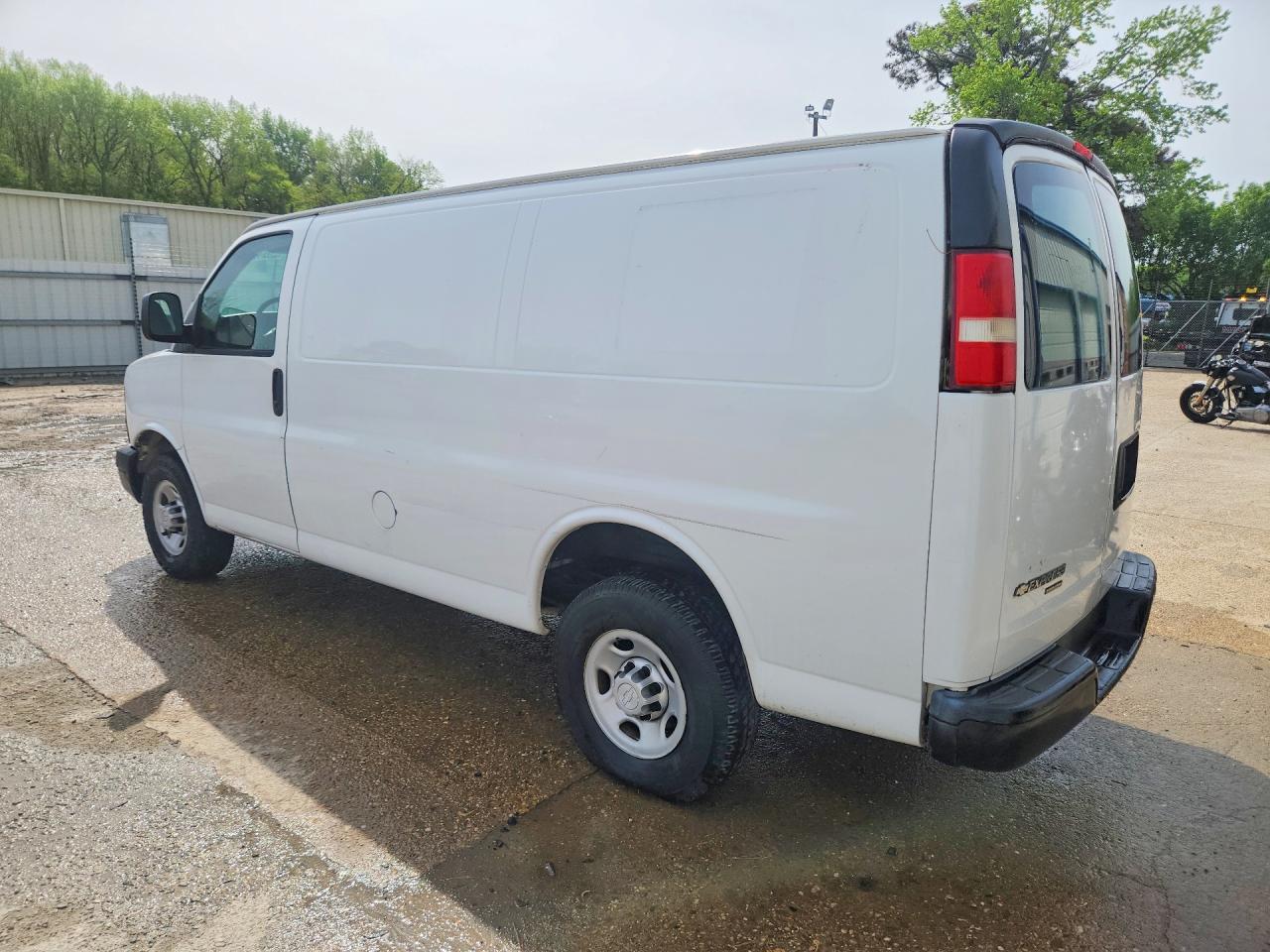 2015 CHEV Express VIN 1GCWGFFF8F1238928 photo 2