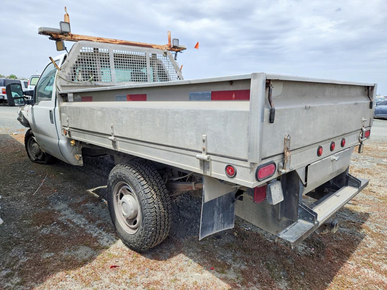 2011 Ford F350 VIN 1FDBF3E69BEB77203 photo 2