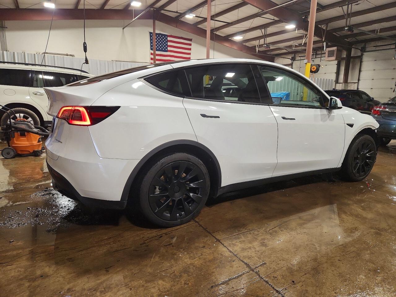 2024 Tesla Model y VIN 7SAYGAEE4RF176558 photo 3