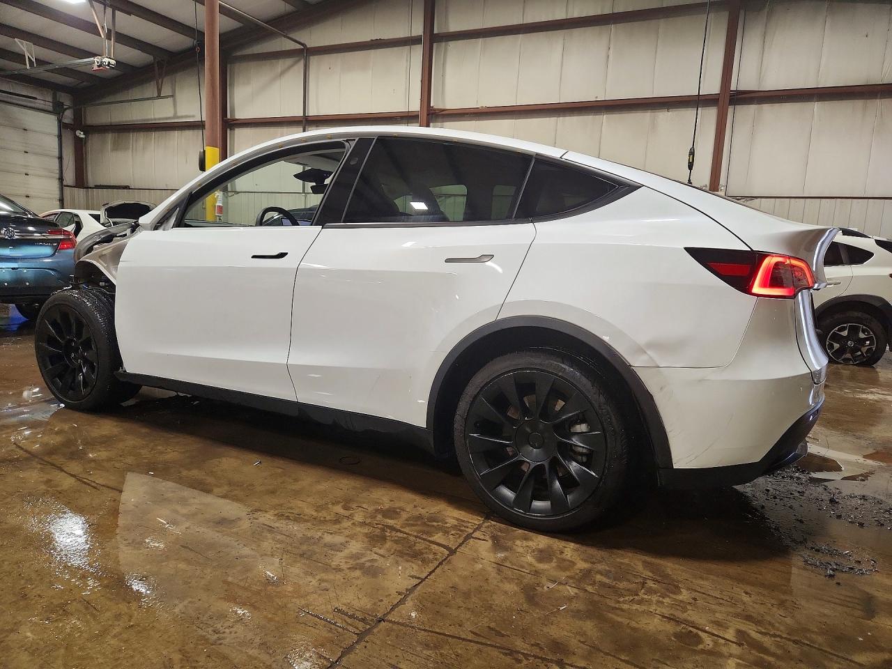 2024 Tesla Model y VIN 7SAYGAEE4RF176558 photo 2