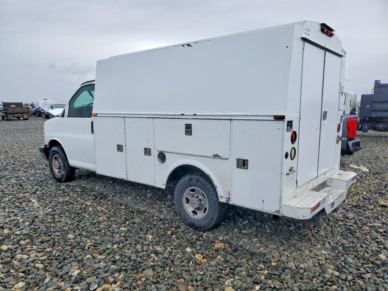 2004 CHEV Express VIN 1GBHG31U241212274 photo 2