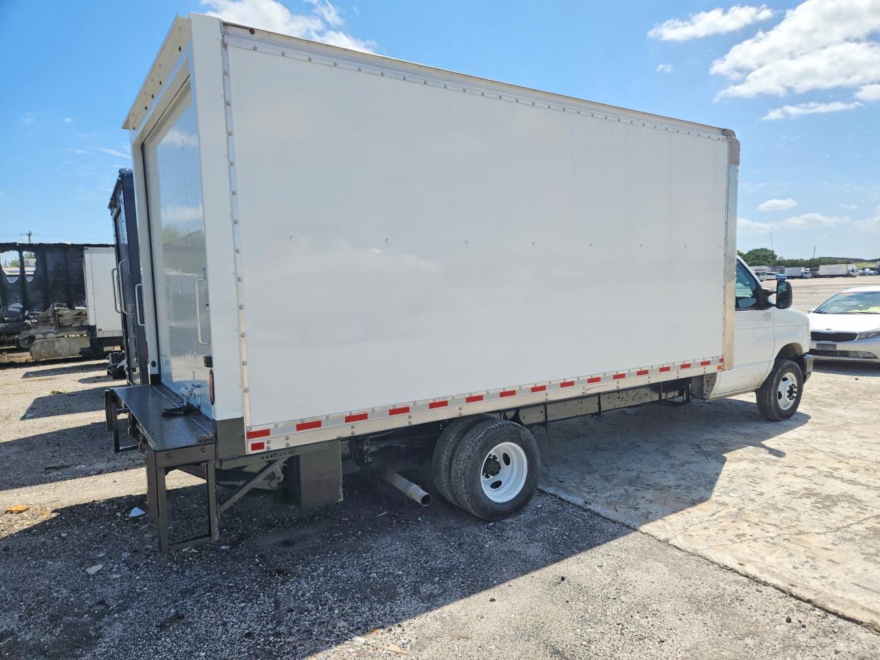 2022 Ford Econoline VIN 1FDXE4FN5NDC09840 photo 3