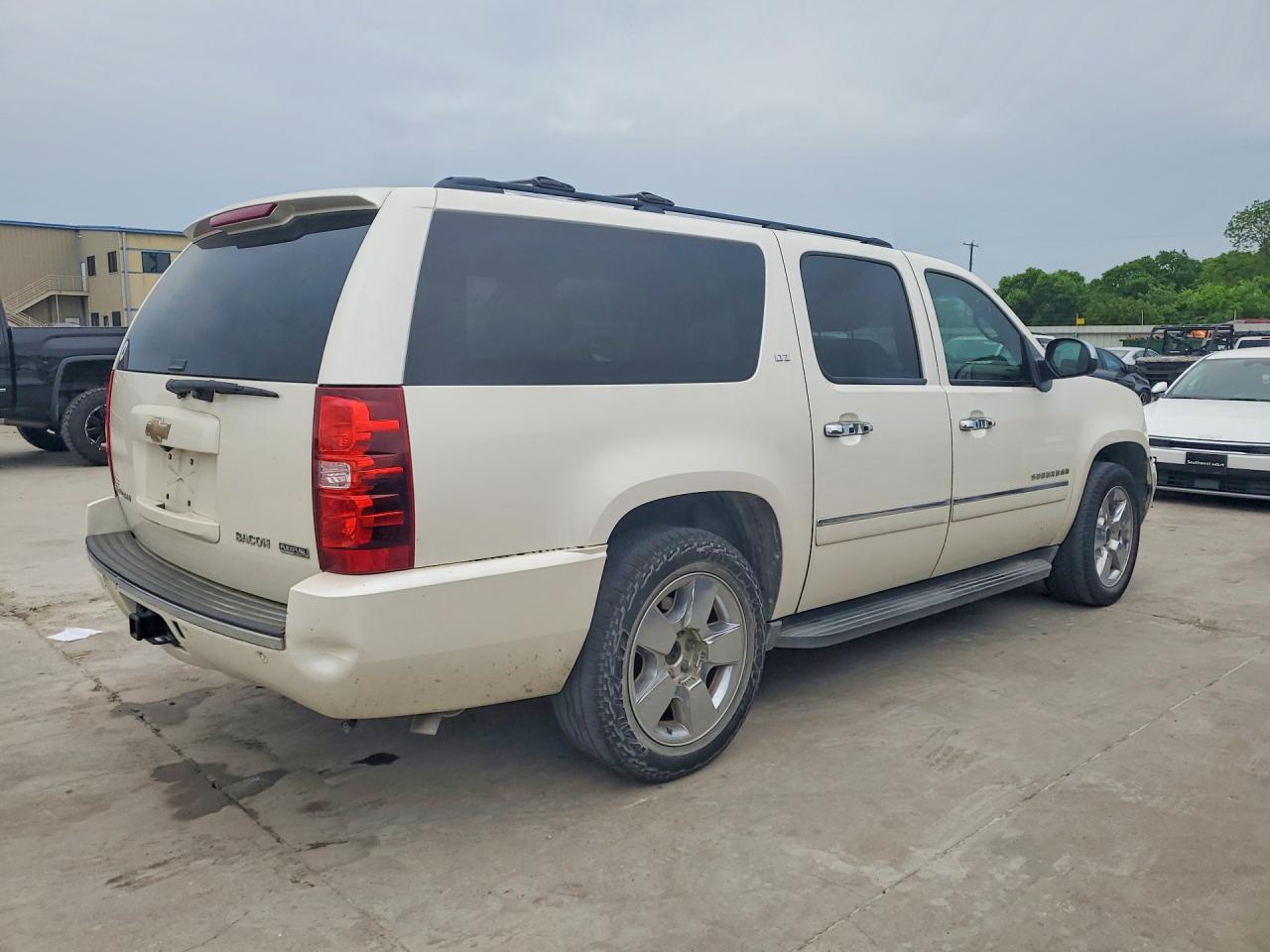 2011 Chevrolet Suburban VIN 1GNSCKE02BR289361 photo 3