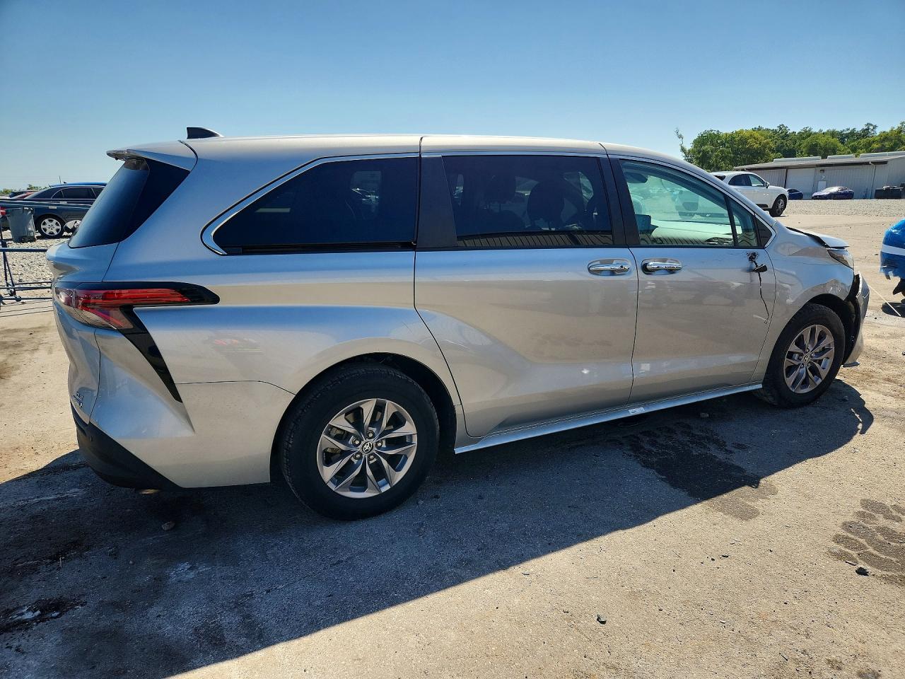 2022 Toyota Sienna VIN 5TDYRKEC1NS114813 photo 3