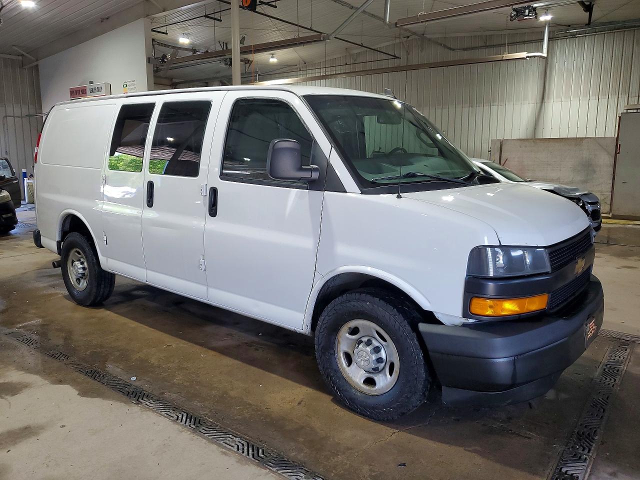 2018 Chevrolet Express VIN 1GCWGAFG1J1341404 photo 4