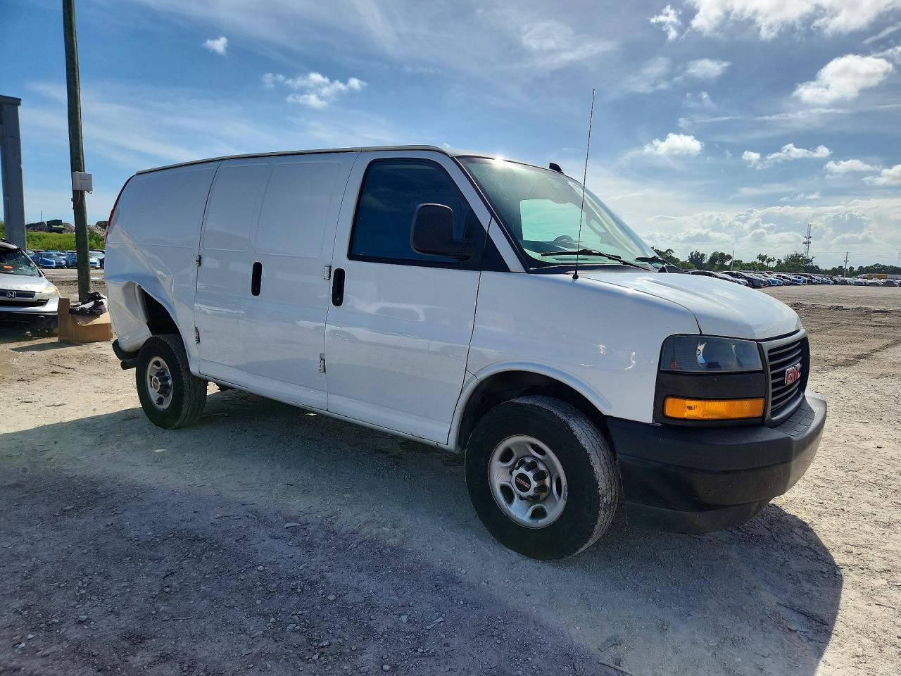 2019 GMC Savana VIN 1GTW7AFG7K1191042 photo 4