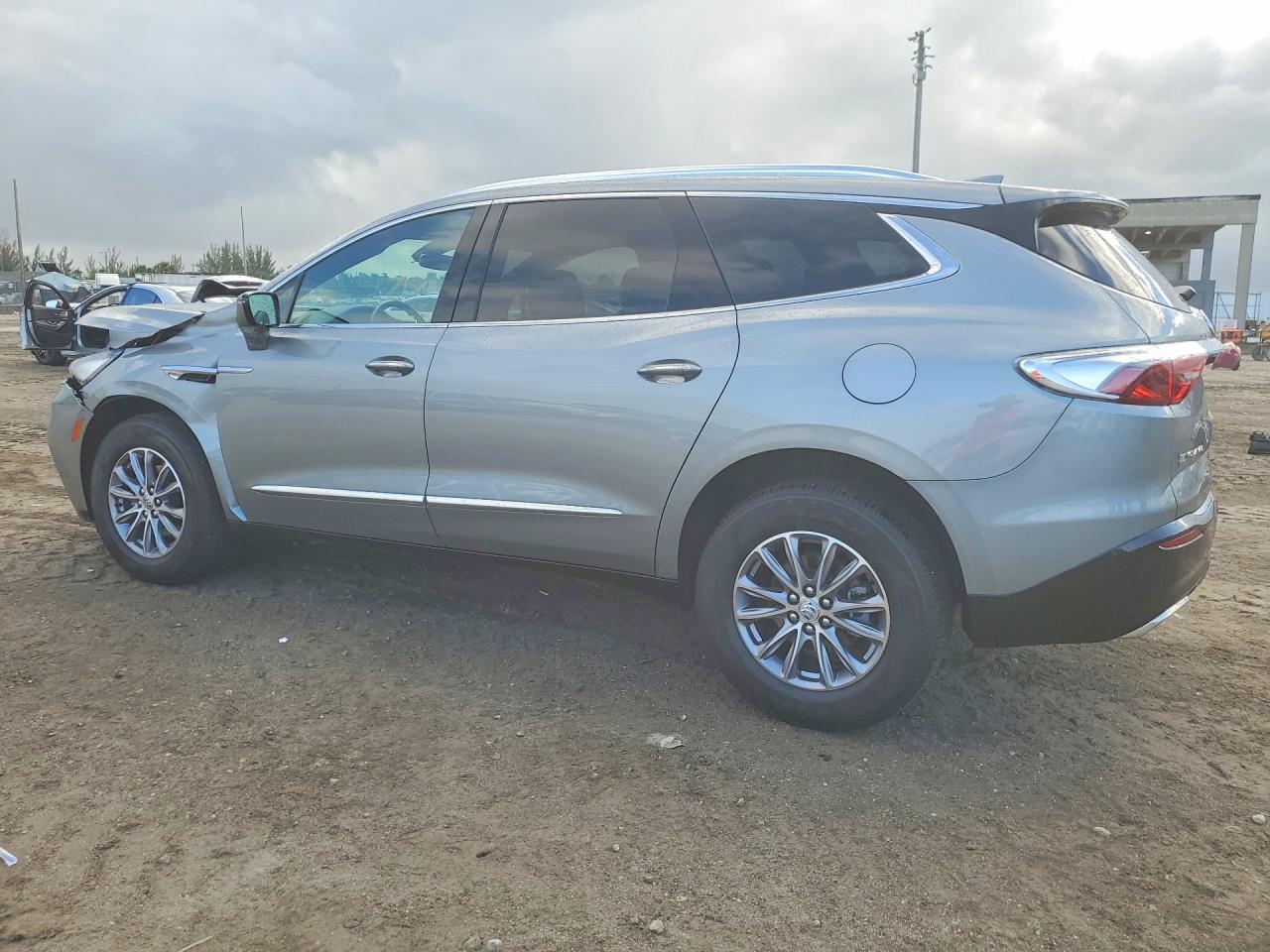 2023 Buick Enclave VIN 5GAEVAKWXPJ259390 photo 2
