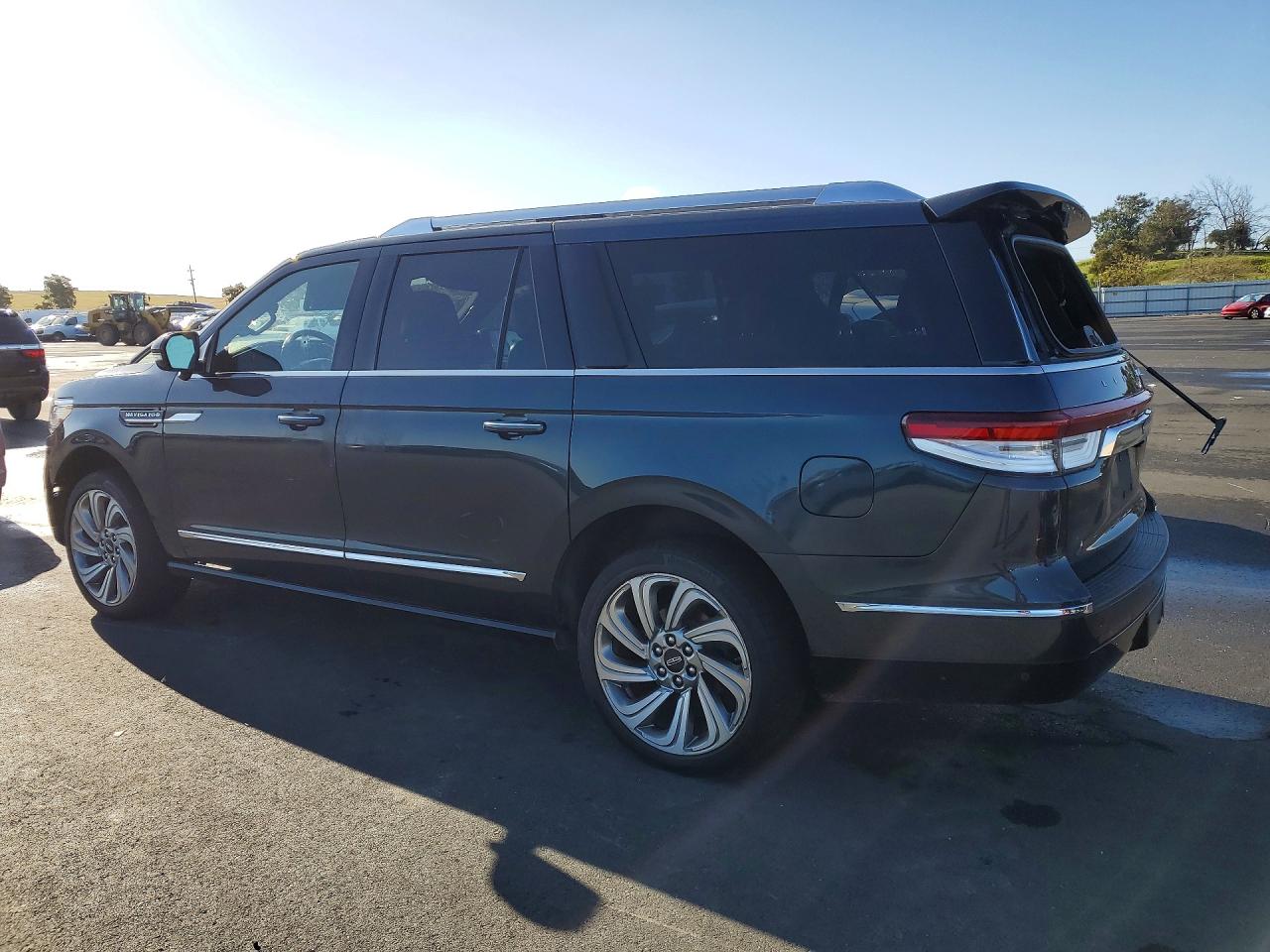 2022 Lincoln Navigator VIN 5LMJJ3LT9NEL01653 photo 2