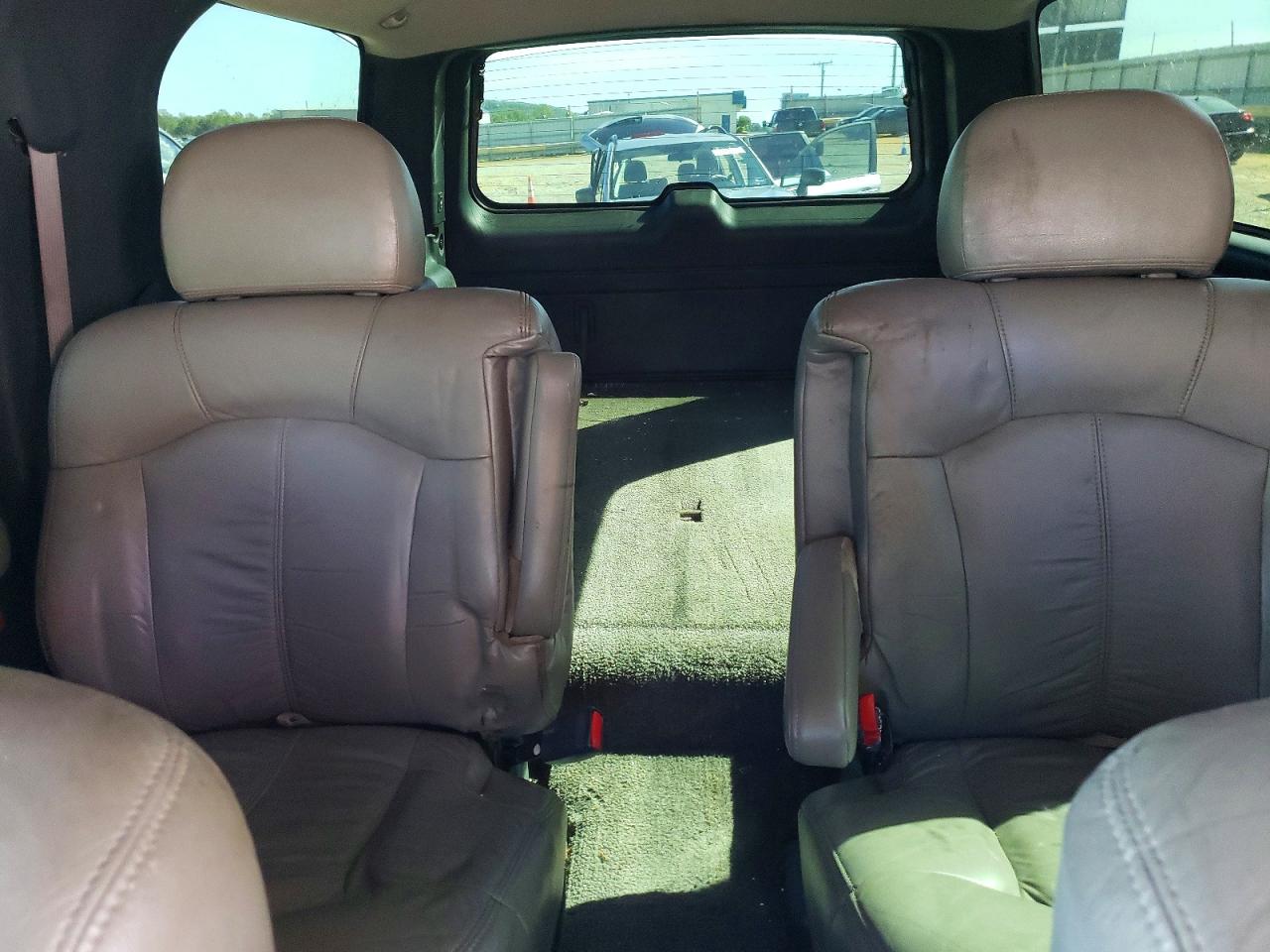 2002 Chevrolet Suburban VIN 3GNFK16Z22G335833 photo 10