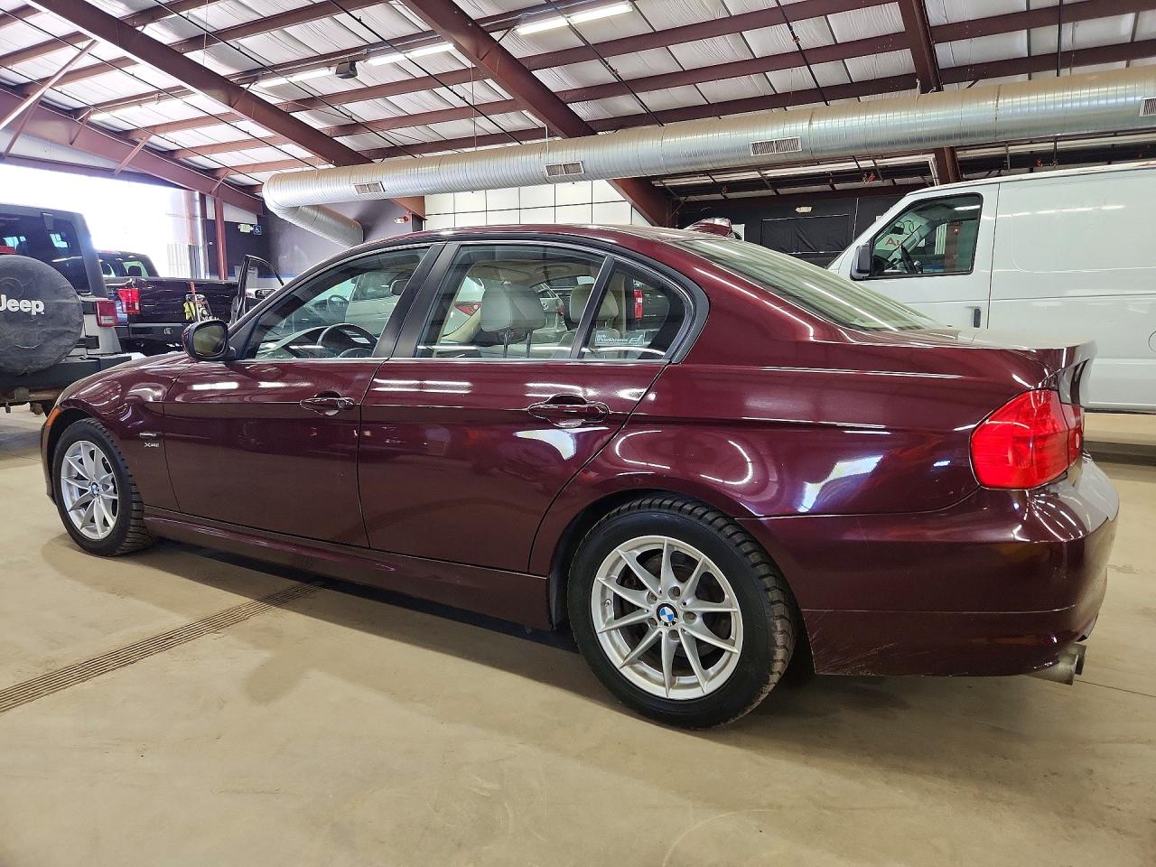 2010 BMW 3 series VIN WBAPK5C55AA647161 photo 2