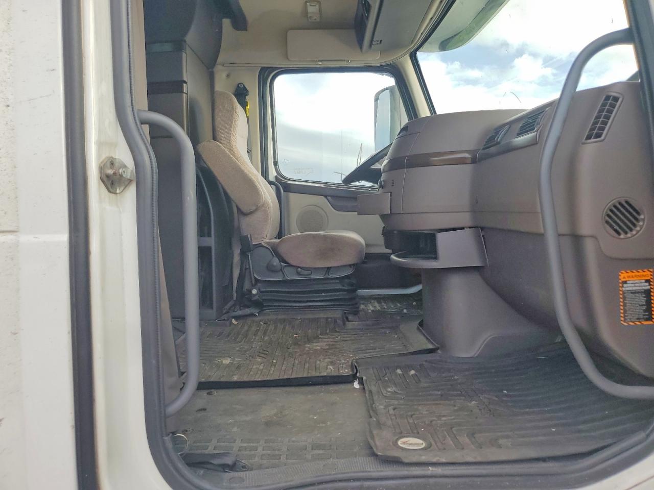 2018 Volvo Vn VIN 4V4NC9EHXJN961245 photo 5