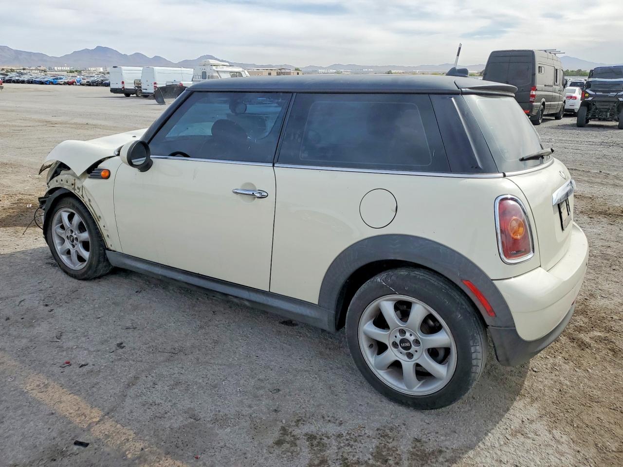2007 MINI Cooper VIN WMWMF33527TT51488 photo 2