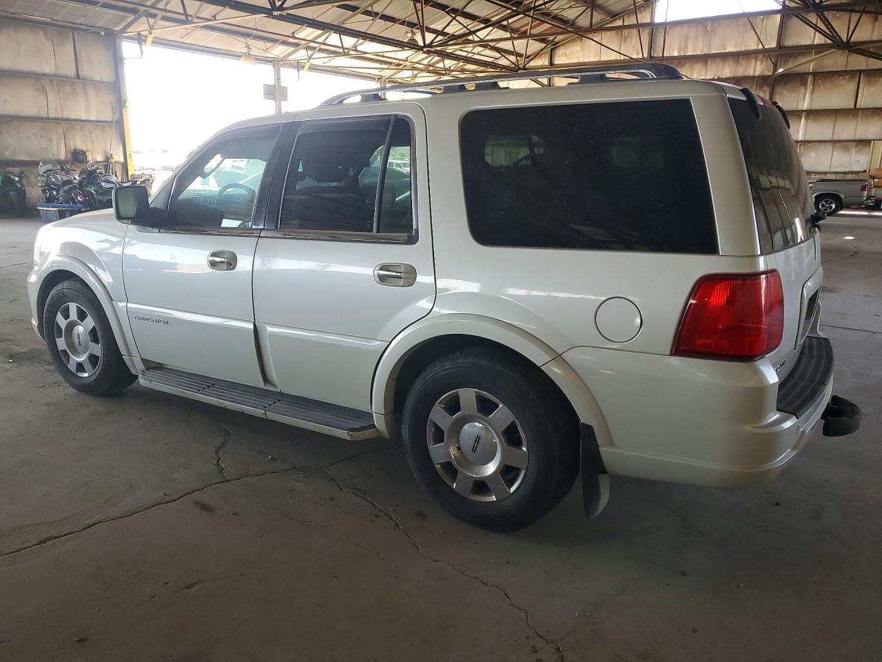 2005 LINCOLN Navigator VIN 5LMFU28505LJ04884 photo 2