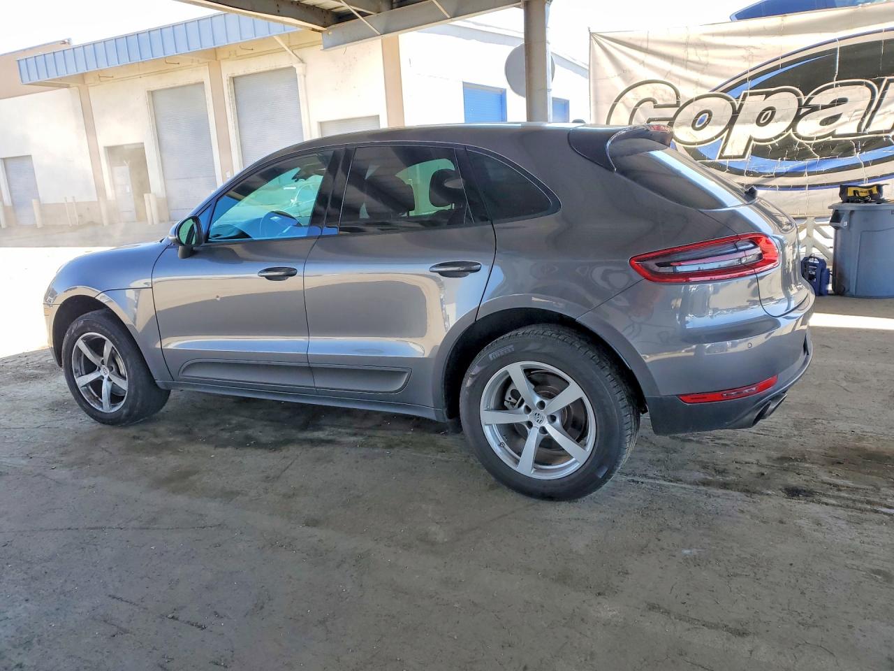 2015 Porsche Macan VIN WP1AB2A54FLB42409 photo 2