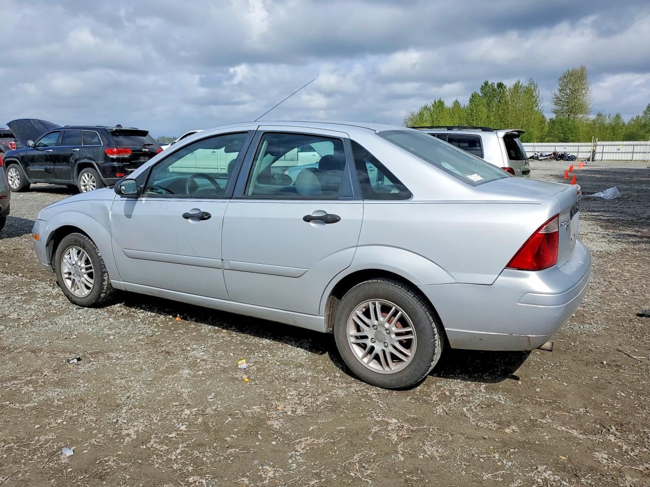 2005 FORD Focus VIN 1FAFP34N15W238270 photo 2