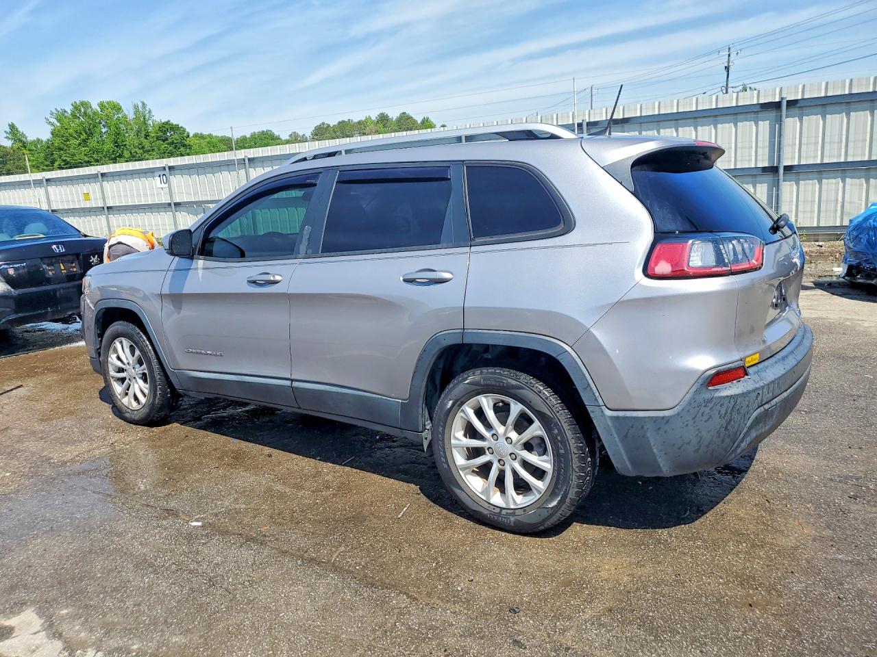 2020 Jeep Cherokee VIN 1C4PJLCB7LD581195 photo 2