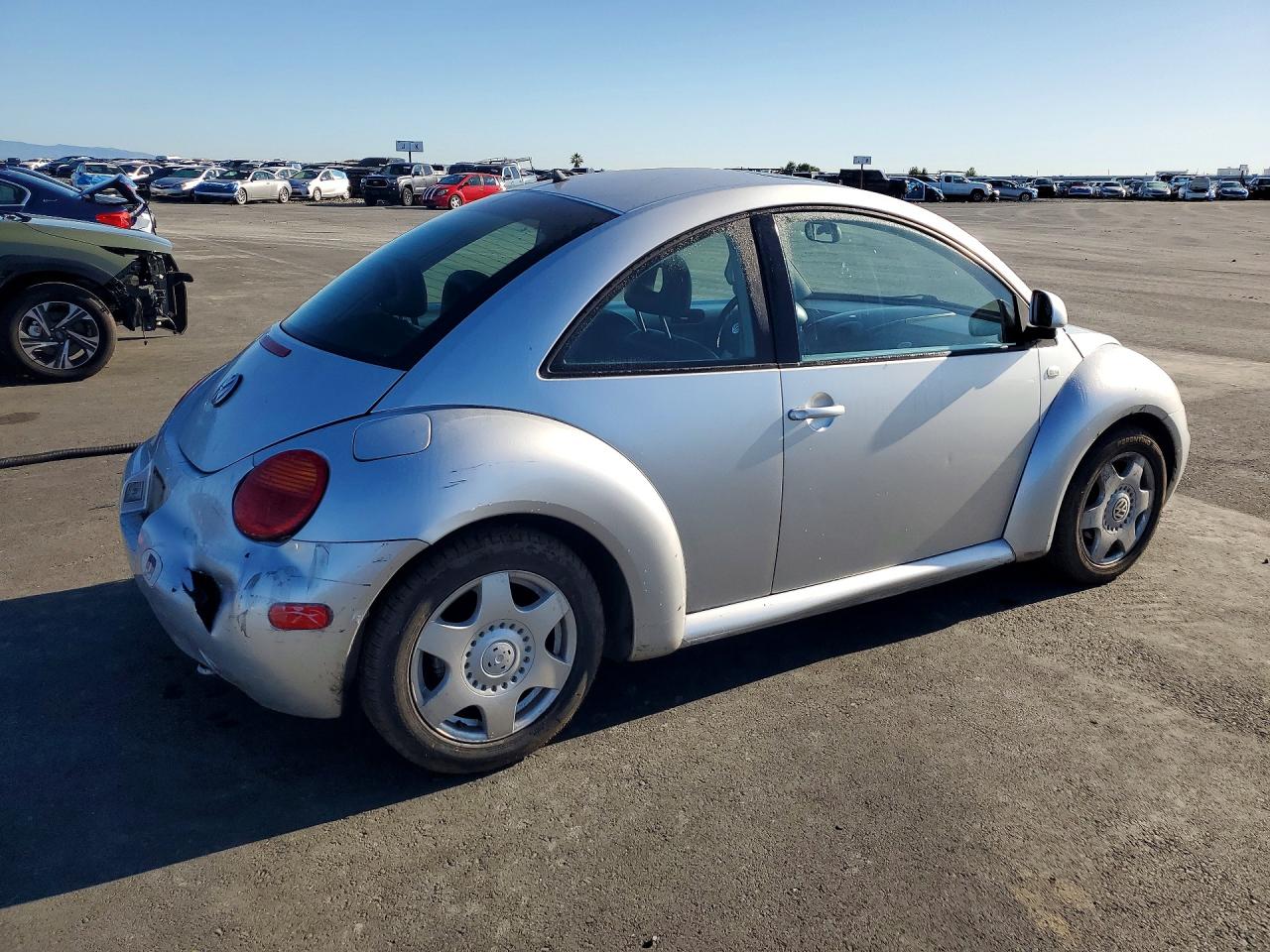 1999 Volkswagen Beetle VIN 3VWCC21CXXM473398 photo 3