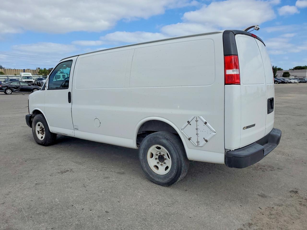 2012 GMC Savana VIN 1GTW7FCA8C1190352 photo 2