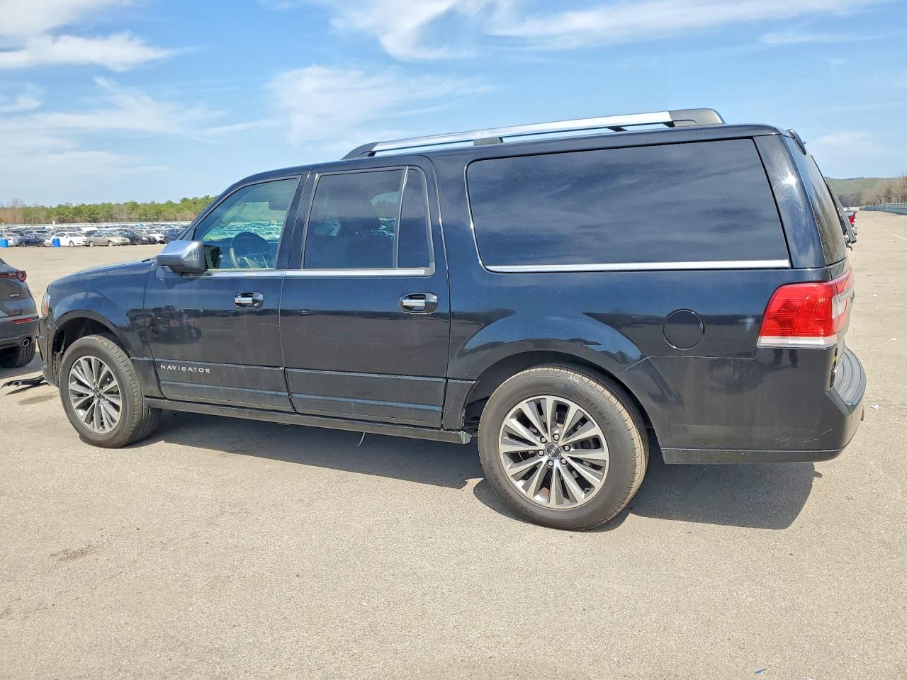 2017 Lincoln Navigator VIN 5LMJJ3HT9HEL03299 photo 2