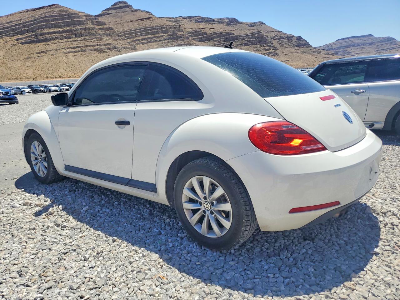 2013 Volkswagen Beetle VIN 3VWFP7ATXDM654138 photo 2