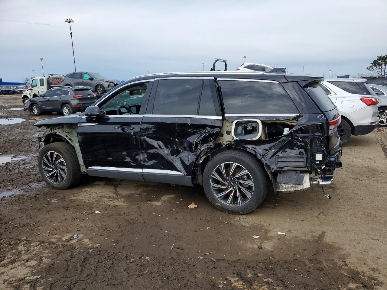 2025 Lincoln Aviator VIN 5LM5J6XC8SGL00233 photo 2