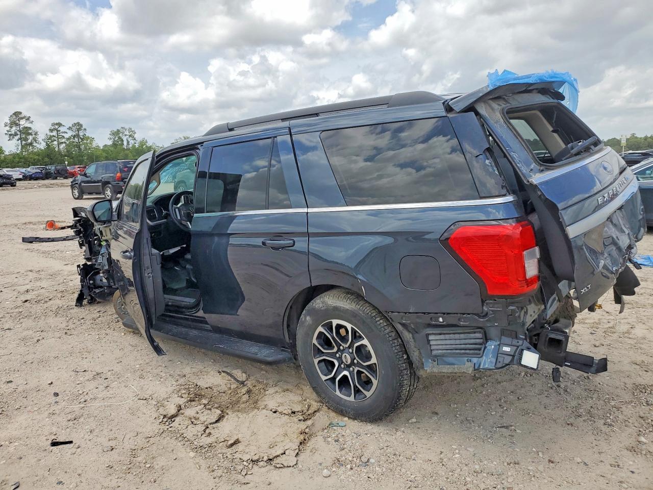 2024 Ford Expedition VIN 1FMJU1J8XREB06163 photo 2