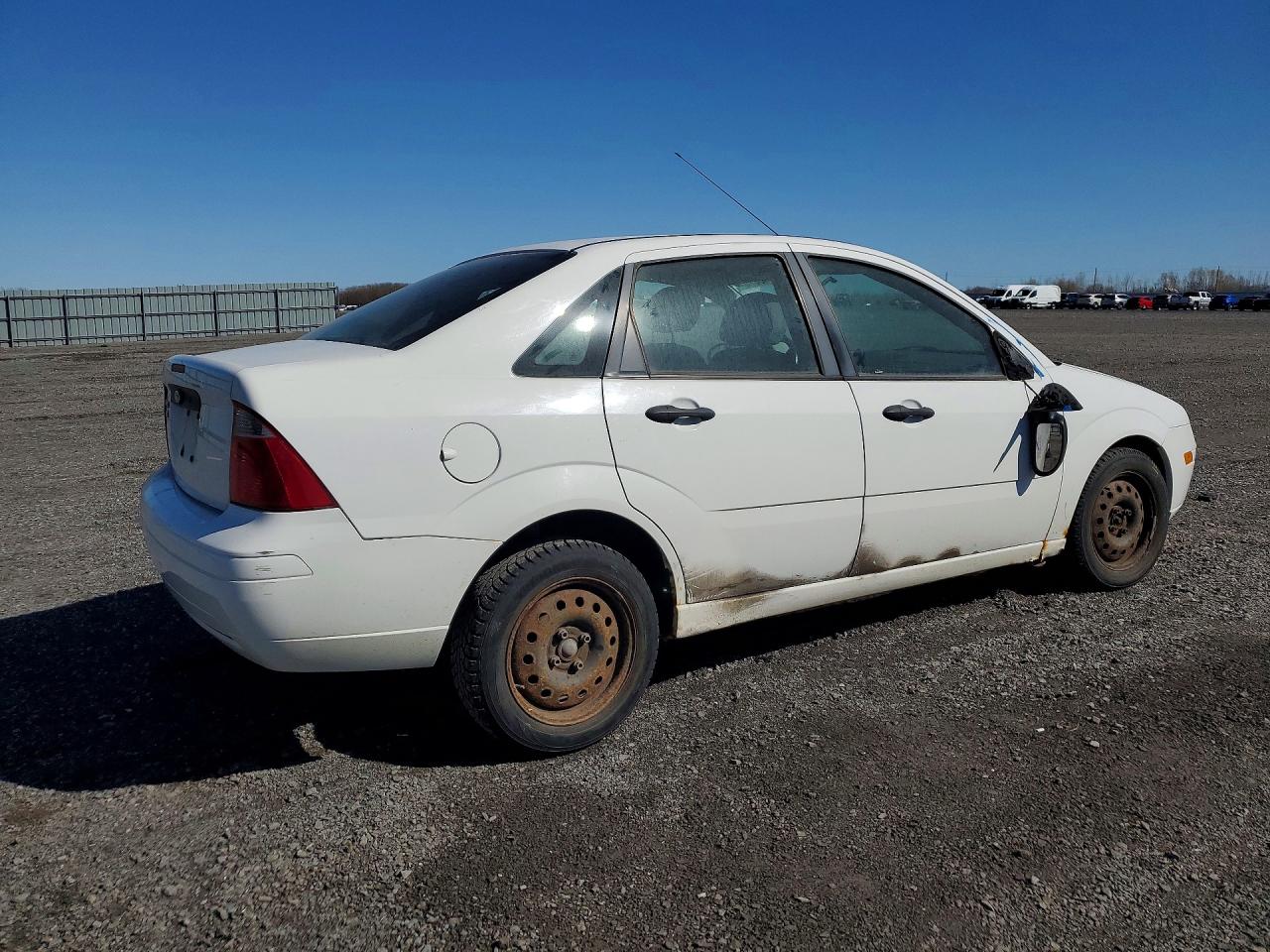2007 Ford Focus VIN 1FAFP34N27W354435 photo 3