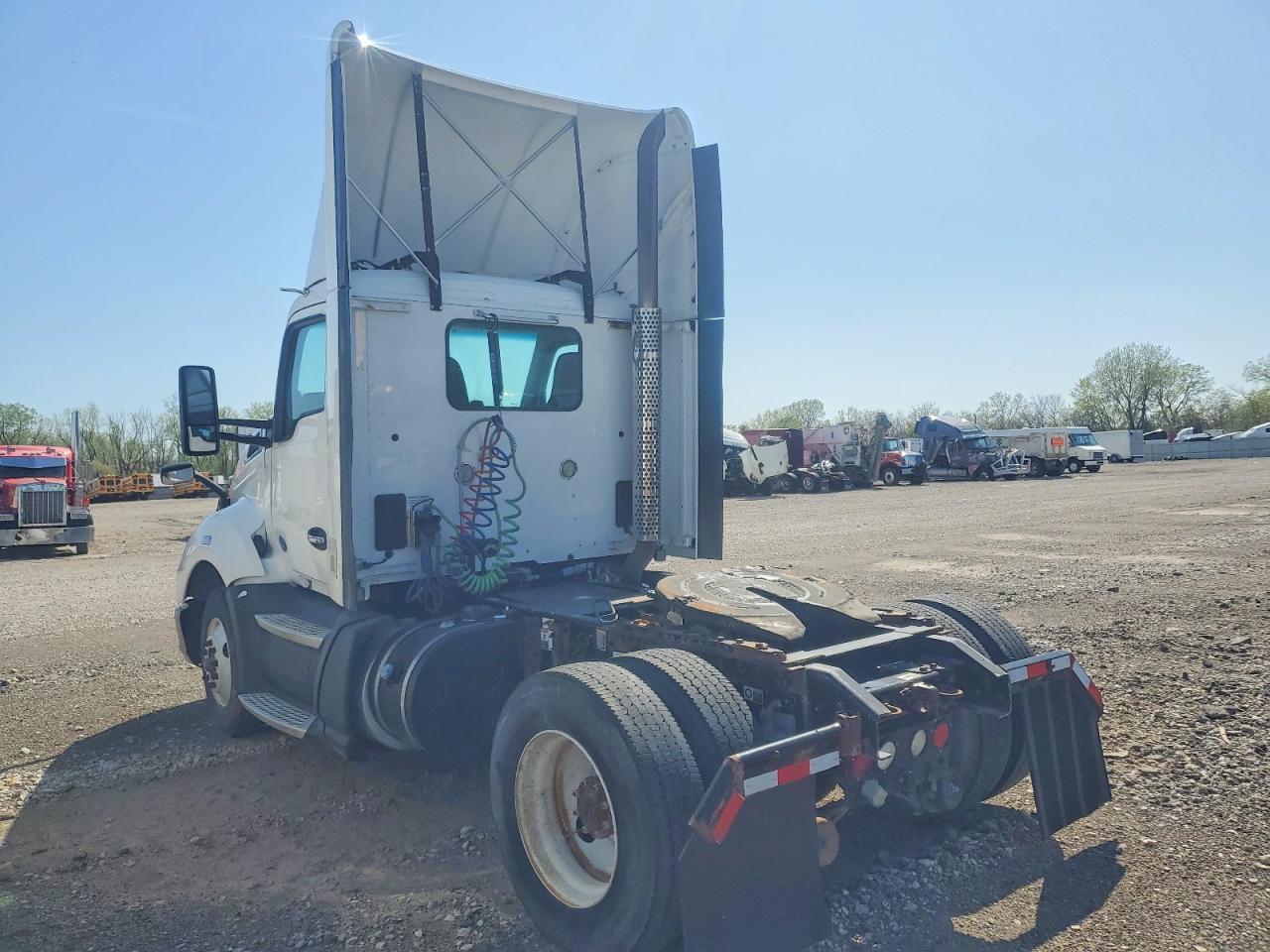 2016 KENWORTH All models VIN 1XKYA48X2GJ124840 photo 3
