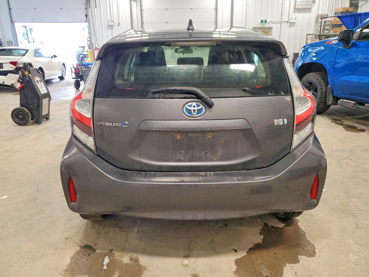 2018 Toyota Prius c on VIN JTDKDTB33J1617880 photo 6