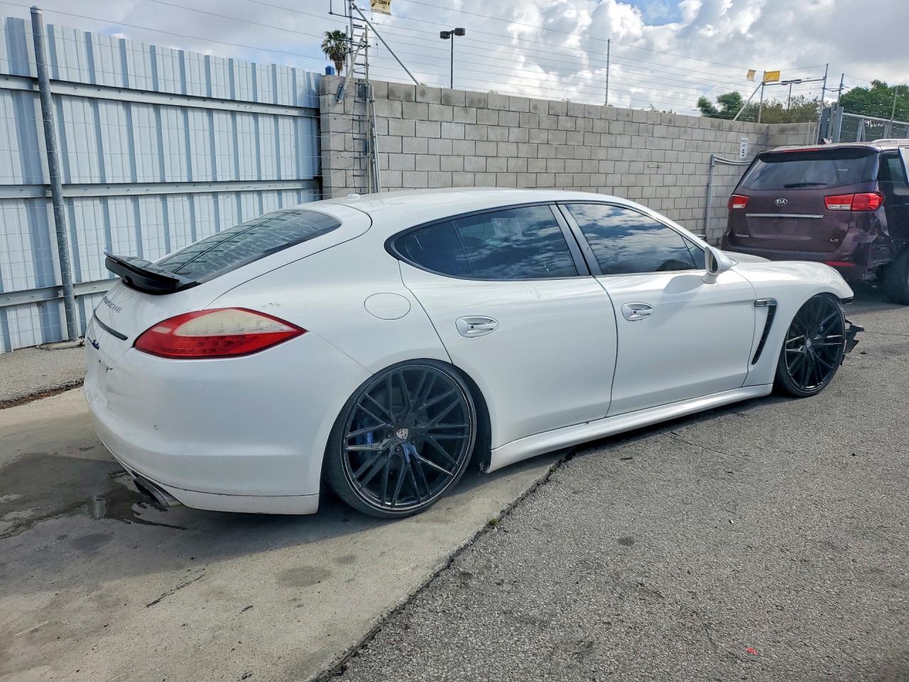 2011 Porsche Panamera VIN WP0AC2A72BL091017 photo 3