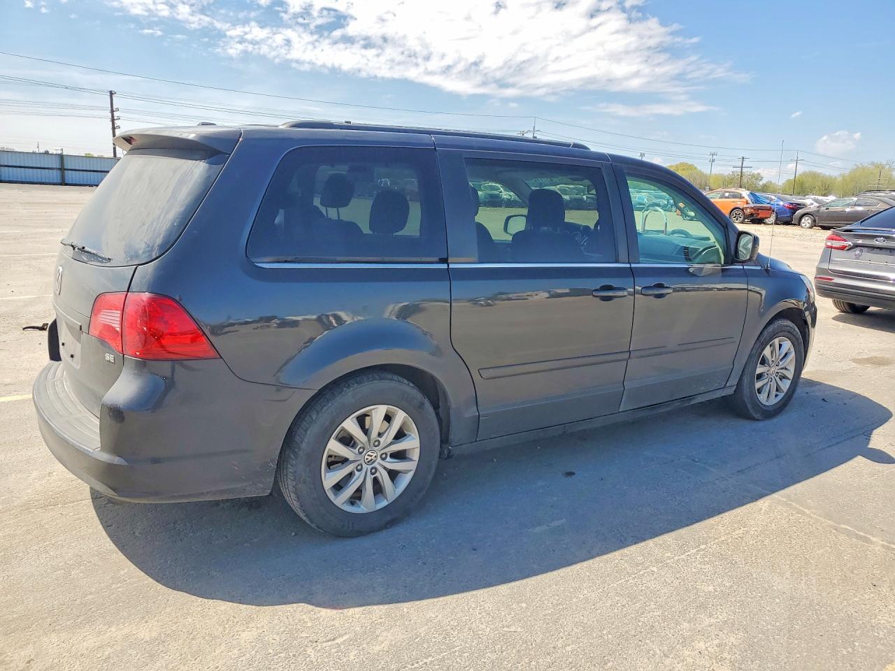 2012 Volkswagen All models VIN 2C4RVABG2CR294133 photo 3