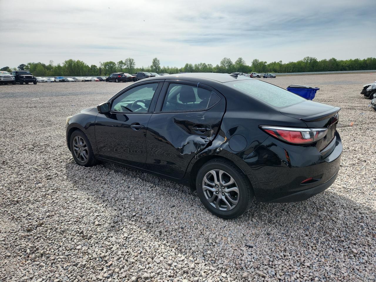 2019 Toyota Yaris VIN 3MYDLBYV2KY513541 photo 2