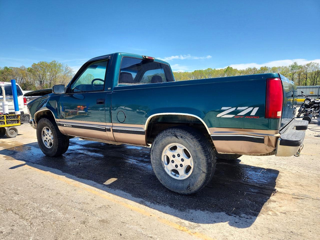 1998 Chevrolet Gmt VIN 1GCEK14R7WZ123636 photo 2